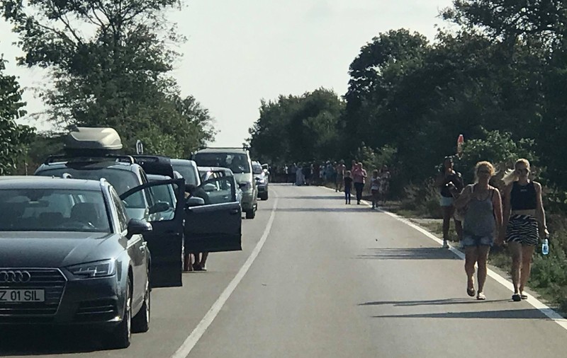 Cozi uriașe la granița cu Bulgaria, la Vama Veche. Oamenii au așteptat peste două ore la intrarea în România