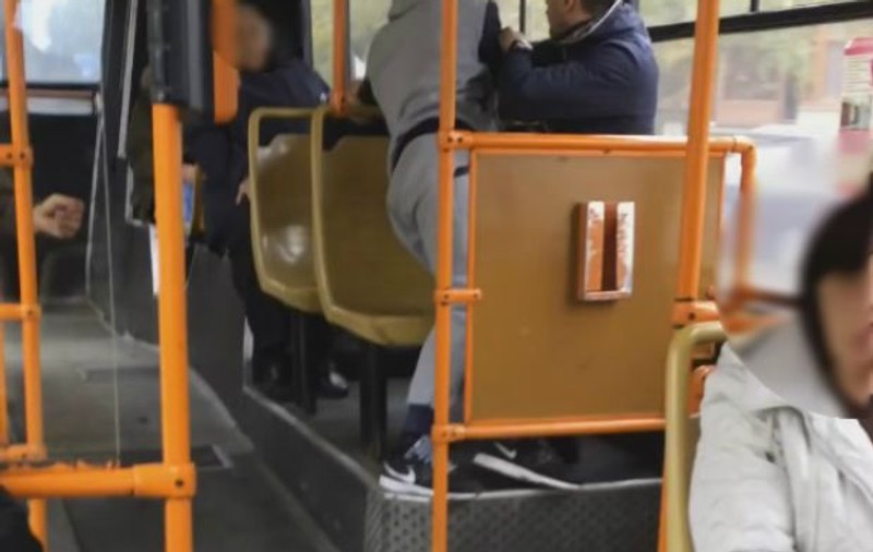 EXCLUSIV. Autobuzele din Constanța fac tramvaiele din București să pară limuzine. Despre veselia unora, disperarea altora și știința de a fi nesimțit