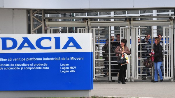 Muncitorii români ies de la tura de dimineață de la fabrica Dacia din orașul Mioveni, situat la 130 km nord-vest de București, pe 9 aprilie 2008. 
