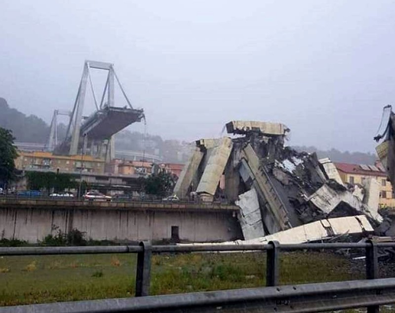 FOTO | O companie este anchetată în Italia, după prăbușirea podului de lângă Genova