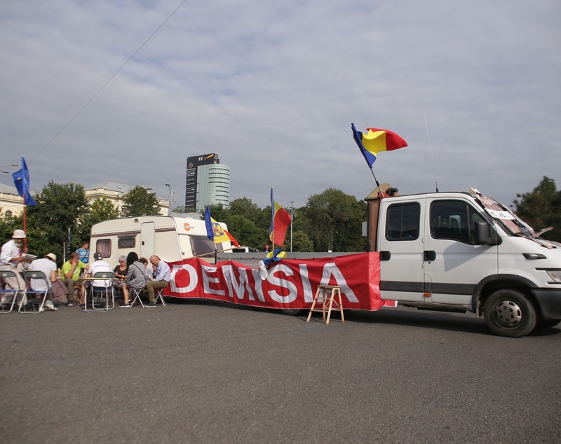VIDEO / Primii manifestanți au ajuns cu rulota în Piața Victoriei. A fost instalat și un cort