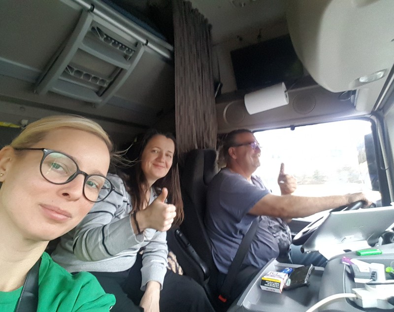 VIDEO / Trei într-un TIR. Ce înseamnă să parcurgi 1.400 de kilometri într-un camion