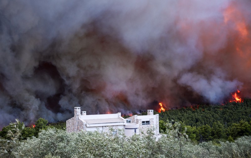 Incendii de vegetație în Grecia, Franța și Spania: zid de foc la 60 km de Atena, 200 de persoane, evacuate pe mare