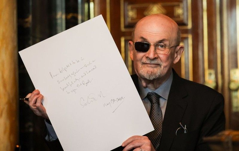 25 de ani de închisoare pentru autorul tentativei de asasinare a lui Salman Rushdie. În urma atacului, scriitorul a rămas orb la ochiul drept