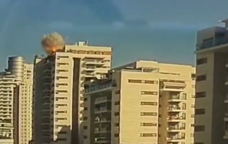 Momentul în care o dronă a rebelilor Houthi lovește un bloc din Israel | VIDEO