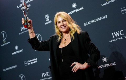 Nadia Comăneci, emoționată până la lacrimi la Gala Laureus: „Nu am tremurat nici la paralele cum am tremurat acum. Tu m-ai salvat” | VIDEO