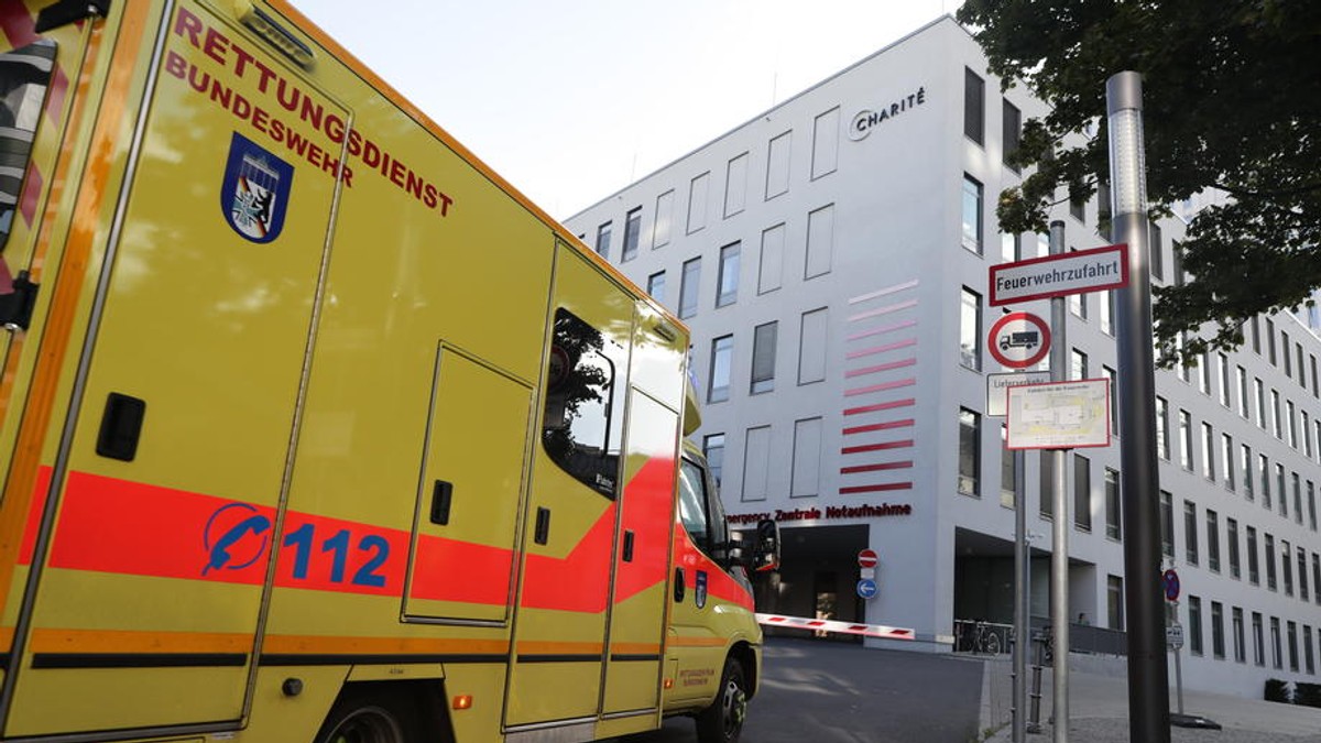 O persoană a murit și 13 au fost rănite, după ce un camion a intrat într-un autobuz în Germania