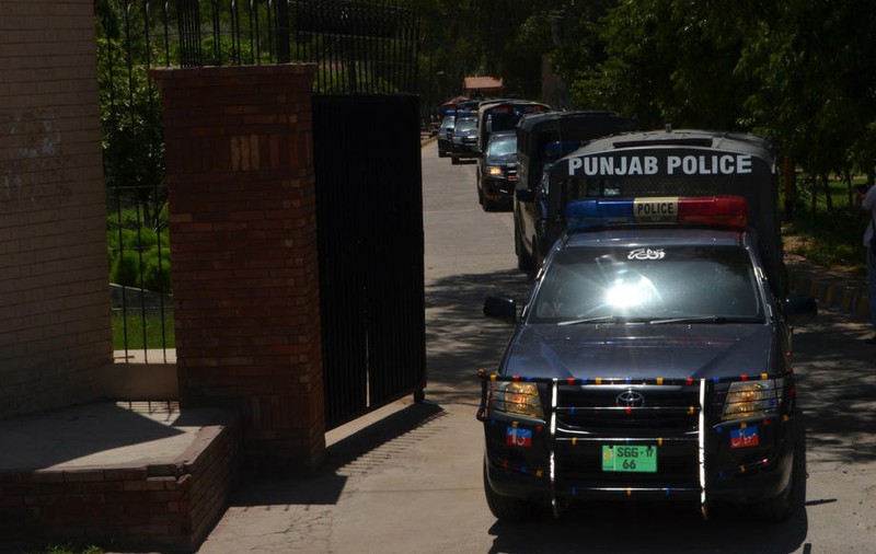 Cel puțin 28 de oameni au murit, după ce autocarul în care se aflau a lovit un camion, în Pakistan