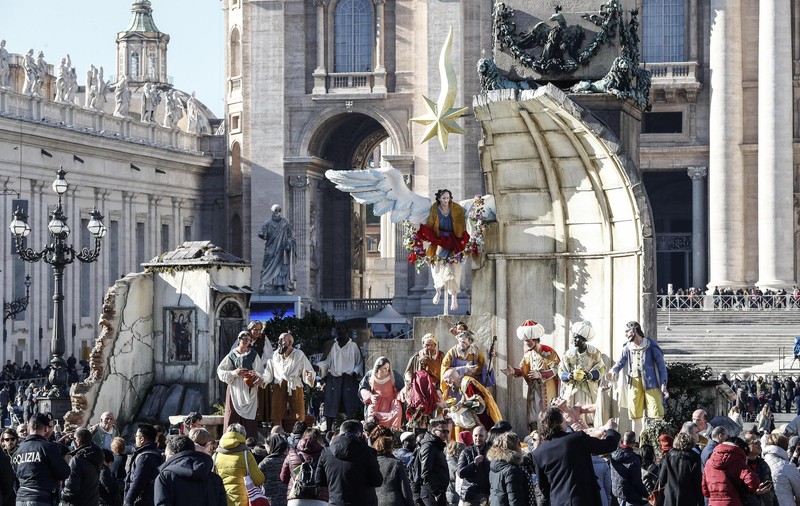 VIDEO | O activistă topless a încercat să fure statuia pruncului Iisus din ieslea aflată la Vatican