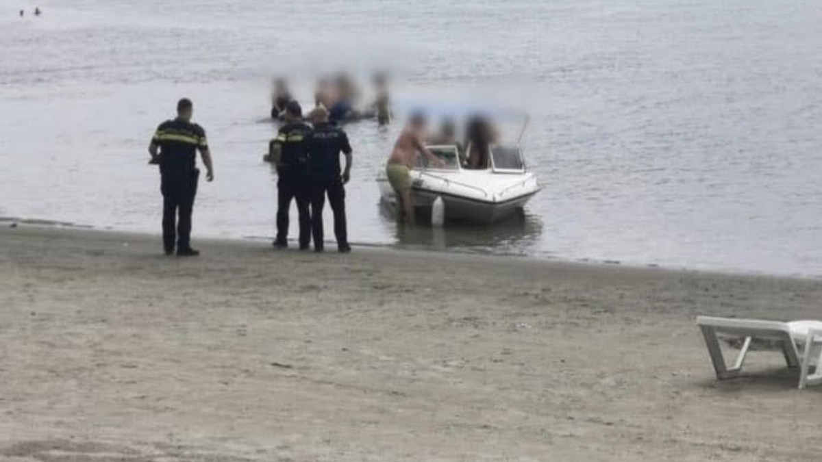trei polițiști înconjorară o ambarcațiune de tip ski-jet pe malul unei plaje din Giurgiu, 19 iulie 2025