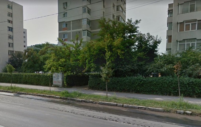 Un nevăzător din Iași a cerut primăriei să refacă trotuarul degradat din fața blocului. Reacția municipalității