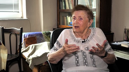 Mirjam Bercovici, în locuința sa din București