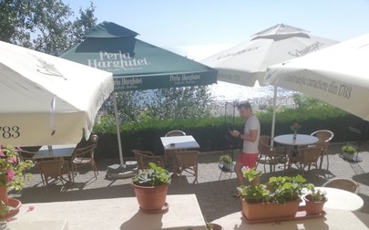 Ministrul Stroe pe terasa Hotelului Sport din Constanța Sursa: Sindicatul Național Sport și Tineret