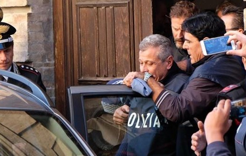 Cine sunt românii care au torturat și jefuit o familie de italieni. Zeci de oameni furioși s-au adunat în fața comisariatului: "Animalelor!" - VIDEO