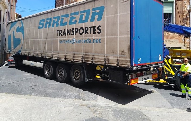 Un șofer de TIR a blocat centrul unui oraș 6 ore, după ce a mers pe mâna GPS-ului: „A continuat, manevrând la milimetru pentru a avansa”