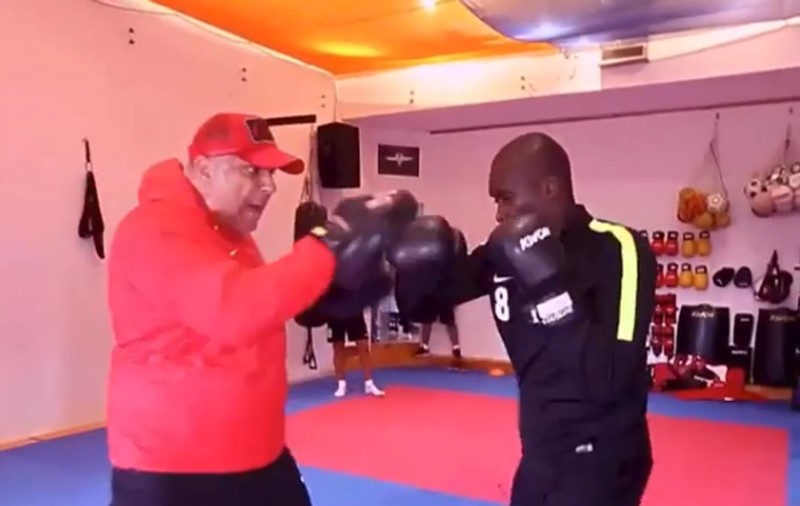 Cosmin Olăroiu face antrenamente de box la Al Ahli Dubai. Antrenorul român dă bine cu pumnul VIDEO