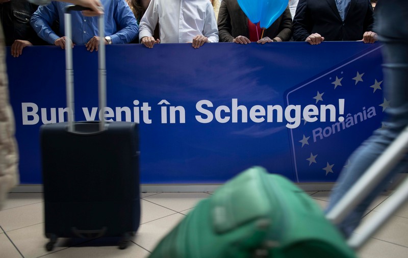 „Am stat un sfert de oră în autobuz numai ca să facem frumos”. Reacțiile călătorilor după intrarea României în Air Schengen | VIDEO