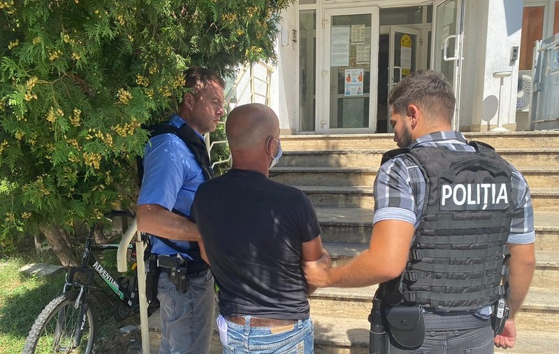 Un bărbat din Hunedoara a fost reţinut, după ce a omorât un câine. A aruncat cadavrul animalului pe copertina unei clădiri dintr-o staţie CFR