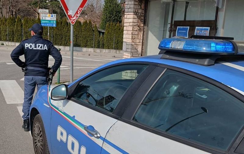 Trei români, prinși la furat în Italia. S-a găsit o insignă a Poliției Române în BMW-ul cu care fugeau