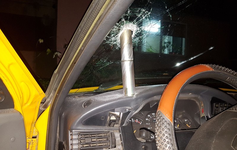 FOTO/ Un trasor militar s-a înfipt în parbrizul maşinii unui craiovean, în timp de militarii polonezi se antrenau într-un poligon din apropiere