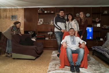 Daniel, Monica, Melisa și Florin Rezban împreună cu bunica Susana în apartamentul familiei din Castellón de la Plana&nbsp;