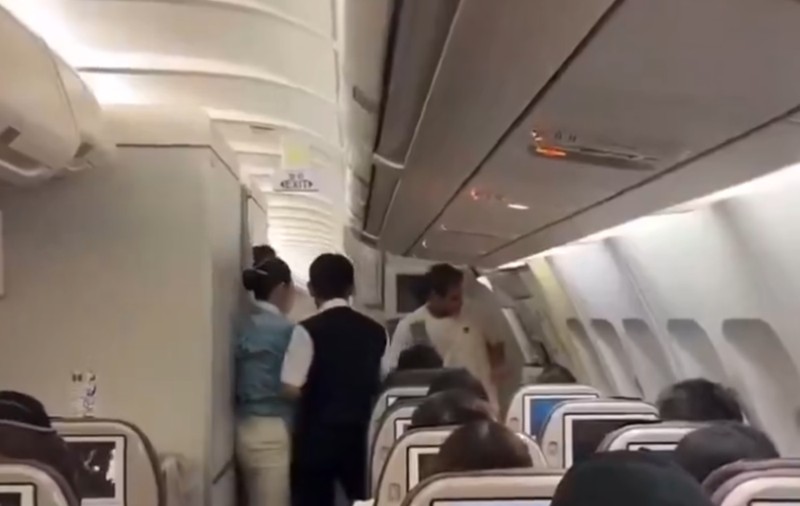 Panică la bordul unui avion care se îndrepta spre Coreea de Sud, după ce un pasager a încercat să deschidă ușa de urgență | VIDEO