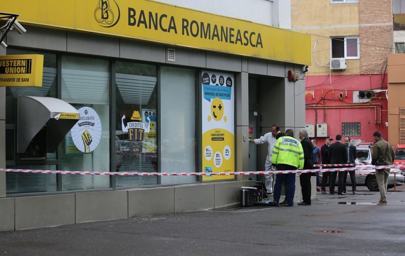 EXCLUSIV / Prădată în 50 de secunde. Noi detalii în cazul jafului armat de la Banca Românească din Sectorul 4