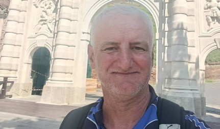 Dumitru Stelea, în prima zi a aventurii sale pe bicicletă, când a pornit din Cisnădie spre Sibiu și Alba Iulia. Românul de 57 de ani avea să străbată aproximativ 13.000 de kilometri, prin 24 de țări, în 97 de zile. Sursa foto: Facebook / Dumitru Stelea