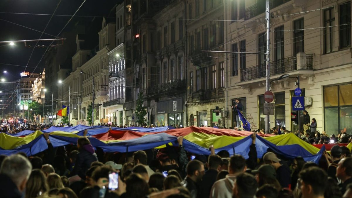 Mii de oameni au ieșit în centrul orașului București pentru a sărbători câștigarea alegerilor prezidențiale de către Nicușor Dan