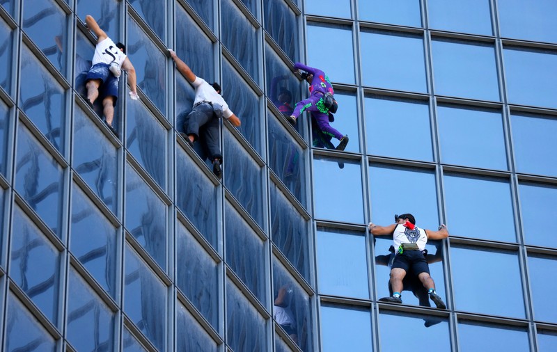 Alain Robert, poreclit „Spiderman”, arestat în Franța după ce s-a cățărat pe un turn în semn de protest față de pașaportul sanitar