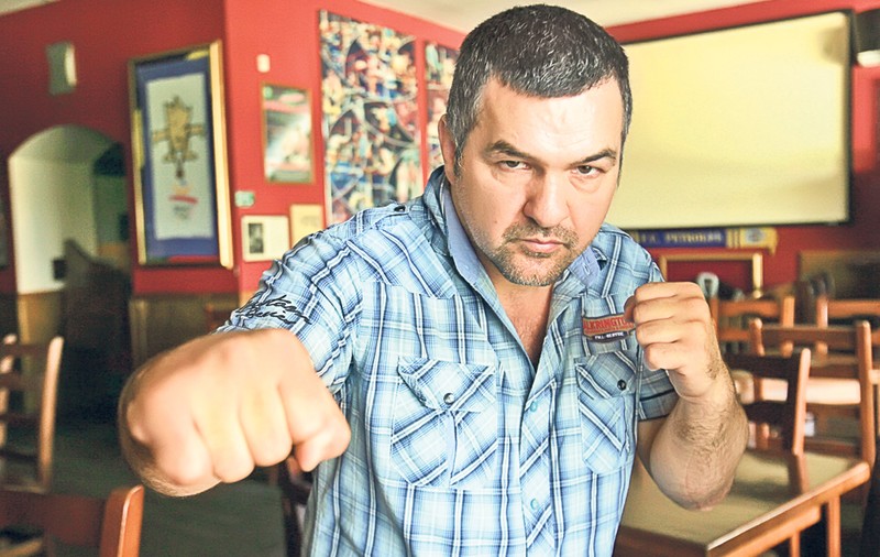 Leonard Doroftei are poliţia pe urme, după ce un angajat al pubului său susţine că «Moşu’» l-a bătut şi i-a strigat: «Fugi, că te omor!»