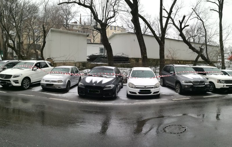 Închiriau pe nimic mașini de lux și le amanetau pe zeci de mii de euro. Afacerea traficanților se întindea și în țări din Europa