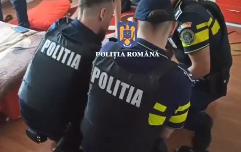Un bărbat cunoscut drept „antrenorul de genii” al copiilor, prins agresând sexual un minor de 14 ani, în casa lui din București
