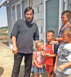 Părintele Dan Damaschin a schimbat viața enoriașilor săi