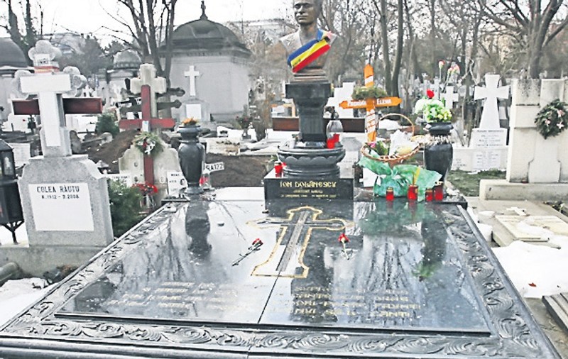 Mormântul lui Ion Dolănescu, îngrijit de fani!