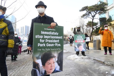 Susținătorii fostei președinte a Coreei de Sud, Park Geun-hye, cer eliberarea acesteia FOTO: EPA-EFE/KIM CHUL-SOO