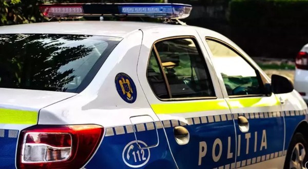 O mașină de poliție parcată