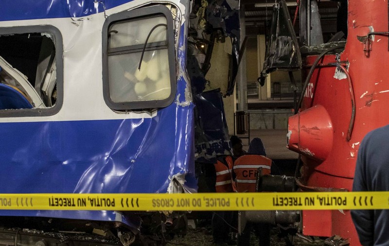 Impact violent în gara din Galați între o locomotivă și trenul la care urma să fie cuplată. O femeie, conductorul trenului, a murit la spital