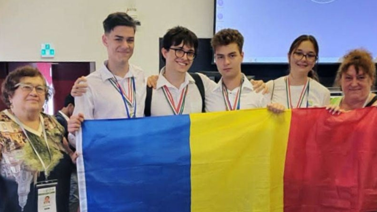 Tineri care țin steagul României în mână