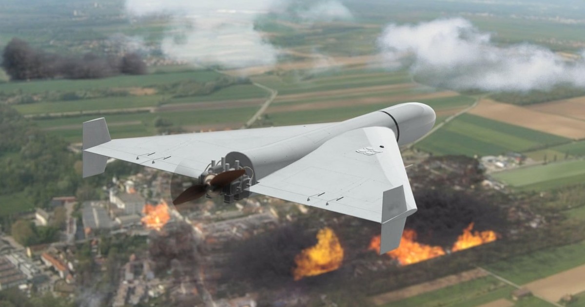 Dronă kamikaze zburând pe cer deasupra unui oraș distrus care arde. Imagine cu caracter ilustrativ Foto: Profimedia