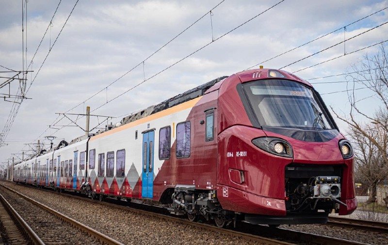 Trenurile moderne sunt obligate să încetinească în unele zone sub 40 km/h: „O regulă arhaică din 1975 frânează ramele noi”