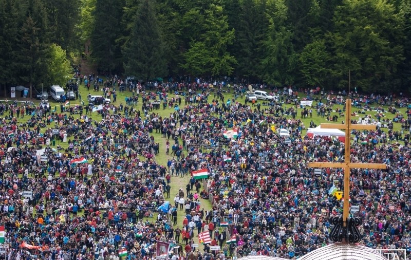 Zeci de mii de credincioși au venit la Şumuleu-Ciuc pentru procesiunea de Rusaliile Catolice
