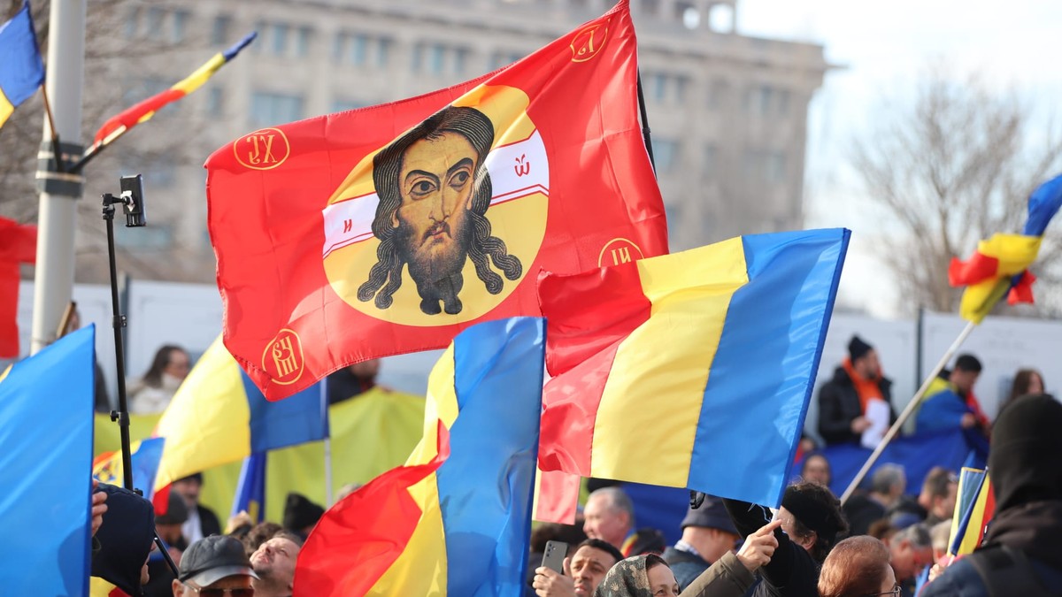 Susținătorii lui Călin Georgescu Foto: Dumitru Angelescu