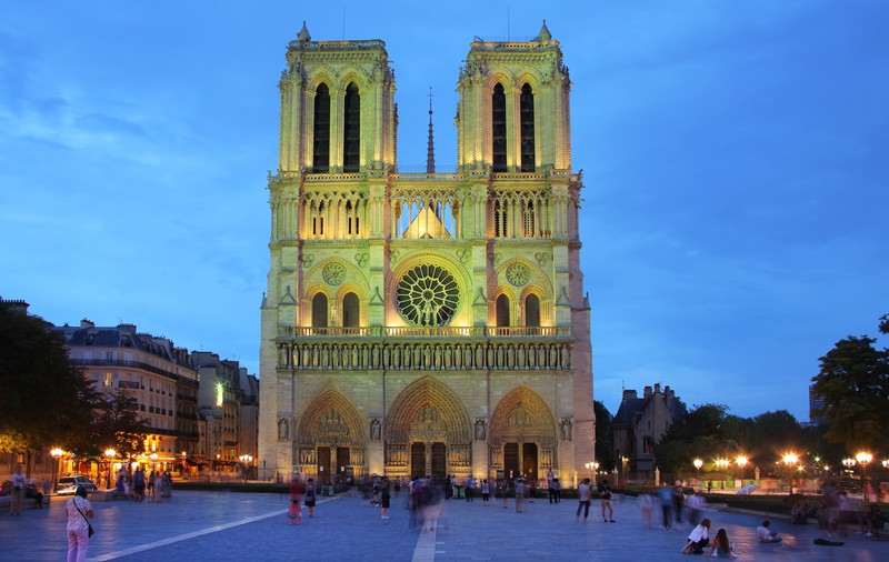 Propunerea de a percepe o taxă de 5 euro pentru intrarea în Notre-Dame a declanșat o dezbatere aprinsă în Franța. Când se redeschide catedrala