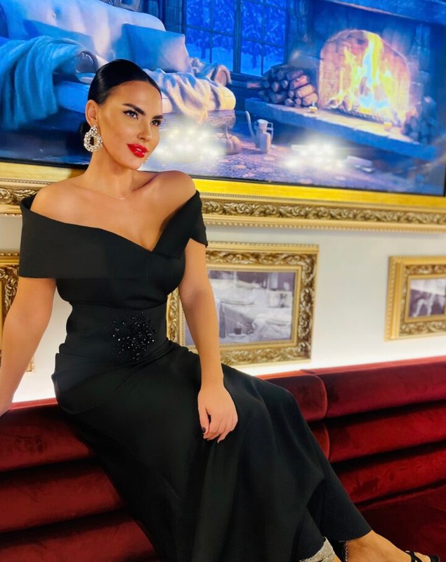 Cât costă o rochie vândută de Lavinia Pîrva. Soția lui Ștefan Bănică jr. face bani din afacerea cu haine