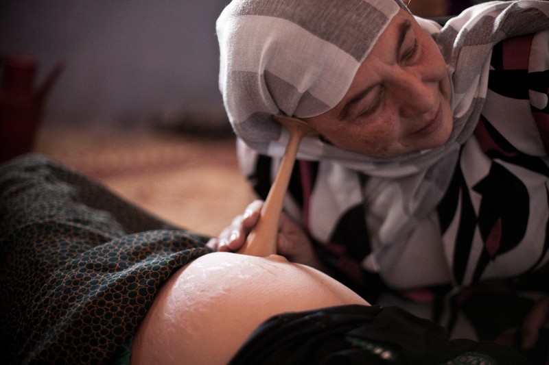 Moașele din programul organizației Terres des Hommes ajută femeile din Afganistan. Fotografie realizată înainte de cucerirea talibană