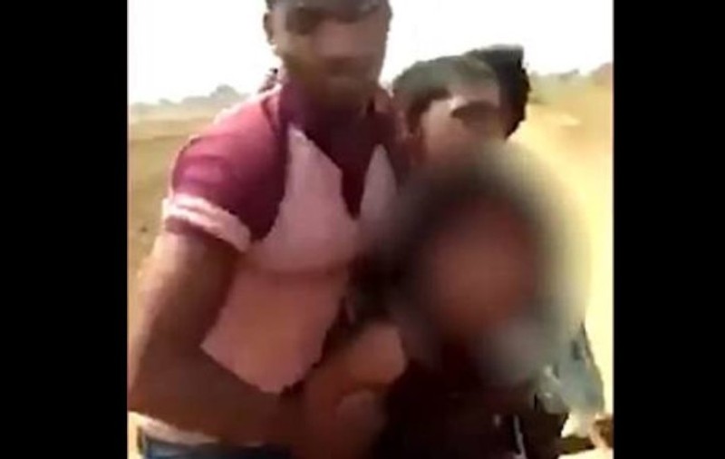 O adolescentă din India a fost agresată sexual de 8 bărbați, în mijlocul zilei (VIDEO)