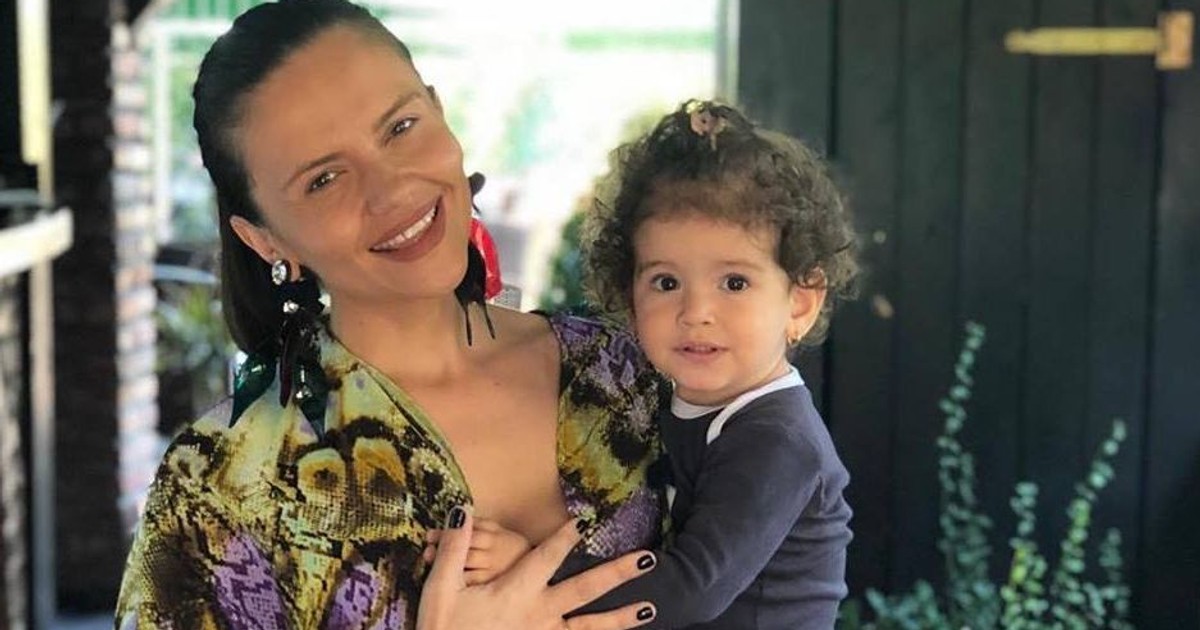Cristina Șișcanu a stârnit val de critici după ce și-a alăptat fetița în public. Ce i se întâmplă acum. "Nu a mai vrut nicio picătură de lapte de la sân"