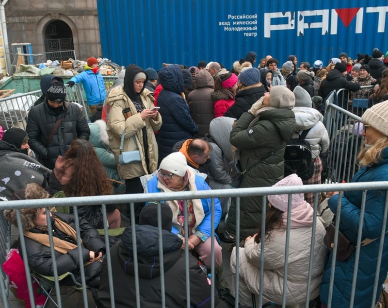 „Am stat 59 de ore la coadă. Puteai să mergi la toaletă doar însoțit de un polițist”. Rușii s-au călcat în picioare pentru bilete la „Spărgătorul de nuci”