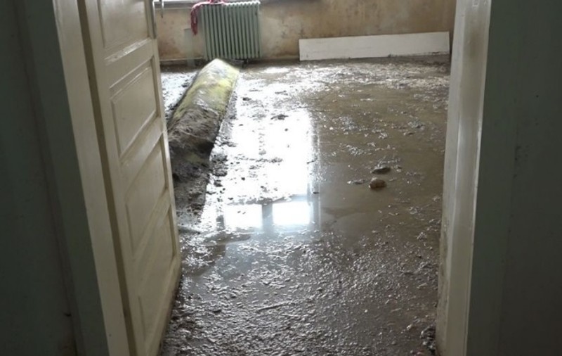 Focar de infecție. Două camere ale unui cămin social sunt pline cu materii fecale